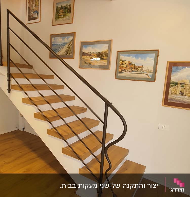 תמונות ממוסגרות תלויות על קיר ליד מדרגות